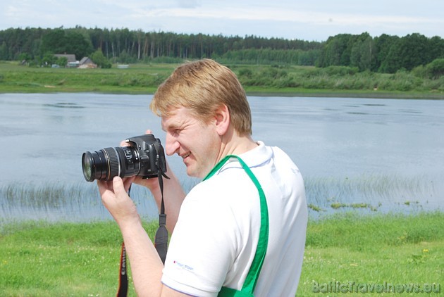 Ceļotājus caur objektīvu novēroja un pa kluso vērtēja šmakovku BalticTravelnews.com direktors Aivars Mackevičs Foto: Gita Pāvule 45612