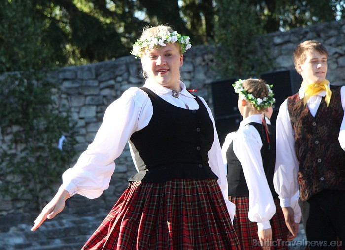 Deju kolektīvi: PAVARDS, SOARE , RĪDZENIEKS, TAPA,  BITĪTE, AUDA, RATIŅŠ, MIĶELIS, ERLA, VĒJA ZIRDZIŅŠ, KAMOLĪTIS, DEJOTPRIEKS, BRĪZE, MĀRA, RŪDIS, GR 45719