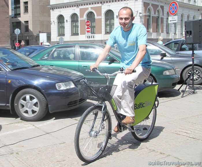 Portāla www.meeting.lv direktors Armen Khalatyan  izmēģina jauno velosipēdu ar trīs ātrumiem 45789