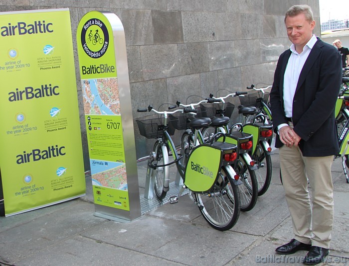 airBaltic prezidents Bertolds Fliks ir apmierināts, ka uzņēmuma krāsas ir pārcēlušās no lidmašīnām uz takšiem, autobusiem un tagad arī velosipēdiem airBaltic prezidents Bertolds Fliks ir apmierināts, ka uzņēmuma krāsas ir pārcēlušās no lidmašīnām uz takšiem, autobusiem un tagad arī velosipēdiem 45794