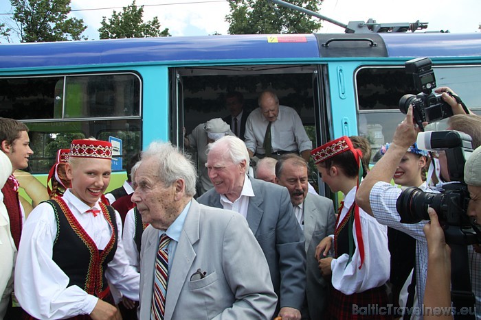 X Latvijas skolu jaunatnes dziesmu un deju svētku organizētāji un vadītāji izkāpj ar gavilēm no tramvaja X Latvijas skolu jaunatnes dziesmu un deju svētku organizētāji un vadītāji izkāpj ar gavilēm no tramvaja 45955
