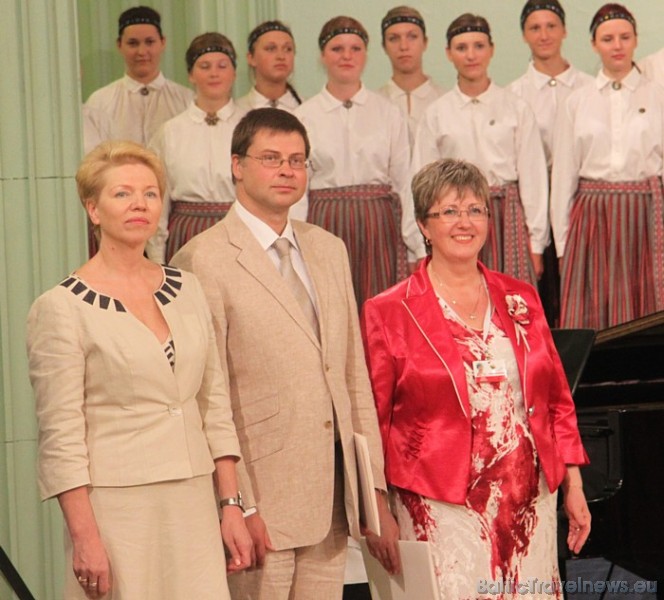 Izglītības un zinātnes ministre Tatjana Koķe, Ministru prezidents Valdis Dombrovskis un X Latvijas skolu jaunatnes dziesmu un deju svētku rīkotājdirek Izglītības un zinātnes ministre Tatjana Koķe, Ministru prezidents Valdis Dombrovskis un X Latvijas skolu jaunatnes dziesmu un deju svētku rīkotājdirek 45971