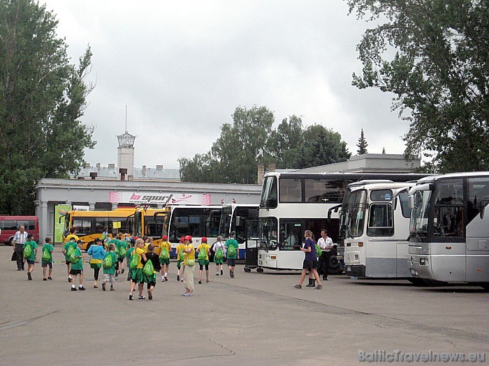 Autubusi viens pēc otra kursē starp Daugavas stadionu un skolēnu mītnes vietām. Sastrēgums pāri Deglava tiltam izklīda tikai pēc pl. 17 vakarā Autubusi viens pēc otra kursē starp Daugavas stadionu un skolēnu mītnes vietām. Sastrēgums pāri Deglava tiltam izklīda tikai pēc pl. 17 vakarā 46020