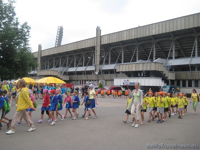 Skolēni dodas uz savām mītnes skolām pēc X Latvijas skolu jaunatnes deju svētku mēģinājuma Daugavas stadionā Skolēni dodas uz savām mītnes skolām pēc X Latvijas skolu jaunatnes deju svētku mēģinājuma Daugavas stadionā 46046