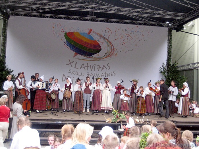 Vērmanes dārza sadancošanās ar folkloras ansambļiem ar novadu kopu piedalīšanos 46080
