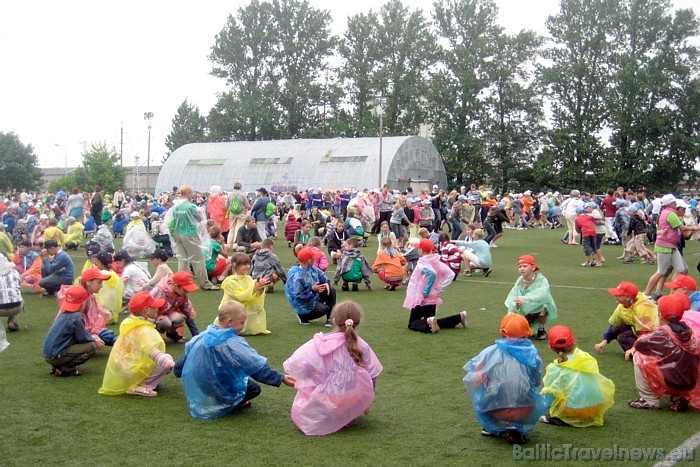 X Latvijas skolu jaunatnes dziesmu un deju svētku dalībniekus 2010.gada 8.jūlija rīts pārsteidza ar stiprām lietus šaltīm X Latvijas skolu jaunatnes dziesmu un deju svētku dalībniekus 2010.gada 8.jūlija rīts pārsteidza ar stiprām lietus šaltīm 46115