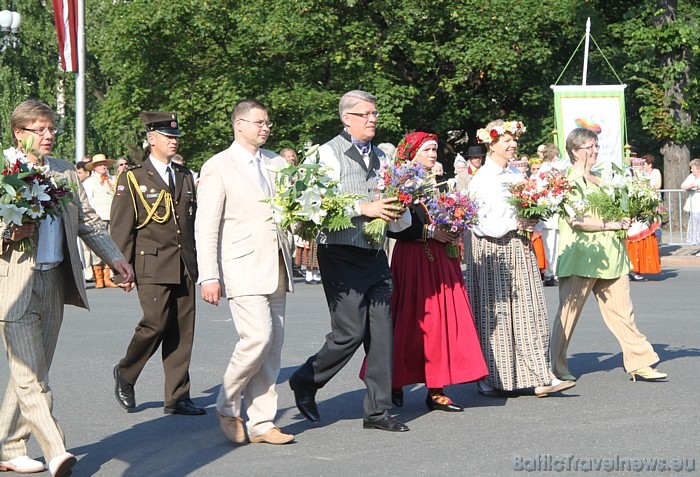 X Latvijas skolu jaunatnes dziesmu un deju svētku gājiena ziedus pie Brīvības pieminekļa noliek valsts amatpersonas X Latvijas skolu jaunatnes dziesmu un deju svētku gājiena ziedus pie Brīvības pieminekļa noliek valsts amatpersonas 46165