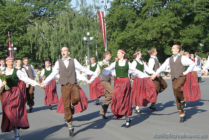X Latvijas skolu jaunatnes dziesmu un deju svētku gājiena laikā tiek uzdancots skatītājiem par prieku X Latvijas skolu jaunatnes dziesmu un deju svētku gājiena laikā tiek uzdancots skatītājiem par prieku 46174