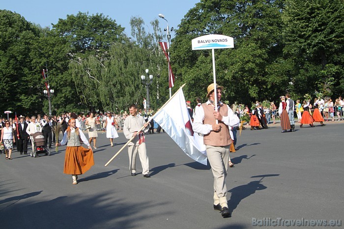 X Latvijas skolu jaunatnes dziesmu un deju svētku gājienā iet Balvu novads 46178