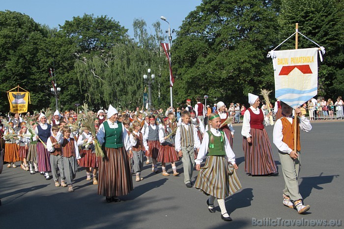 X Latvijas skolu jaunatnes dziesmu un deju svētku gājienā iet Balvu pamatskolas kolektīvs 46182