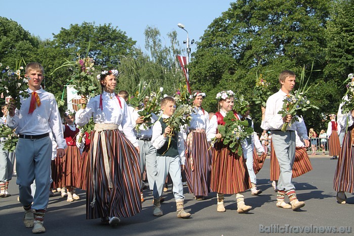 X Latvijas skolu jaunatnes dziesmu un deju svētku gājiens 46184