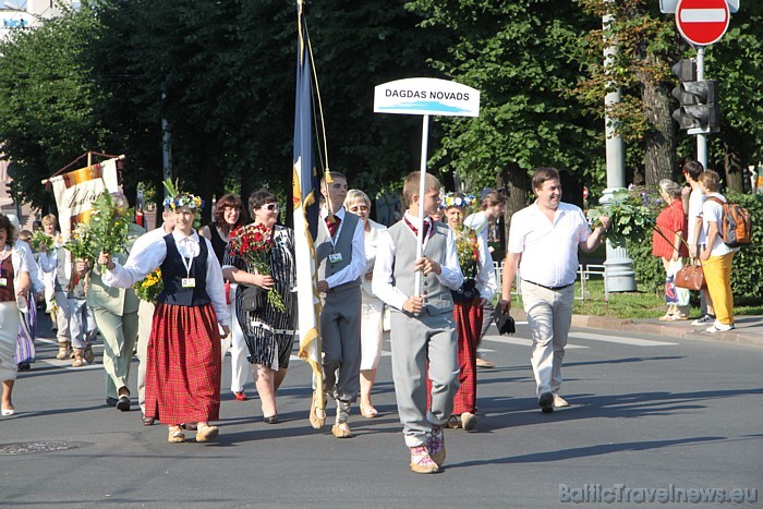 X Latvijas skolu jaunatnes dziesmu un deju svētku gājienā iet Dagdas novads 46189
