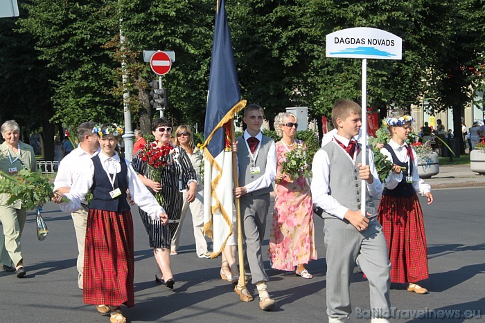 X Latvijas skolu jaunatnes dziesmu un deju svētku gājienā iet Dagdas novads 46190