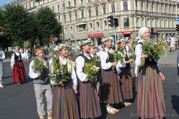 X Latvijas skolu jaunatnes dziesmu un deju svētku gājiens 46197