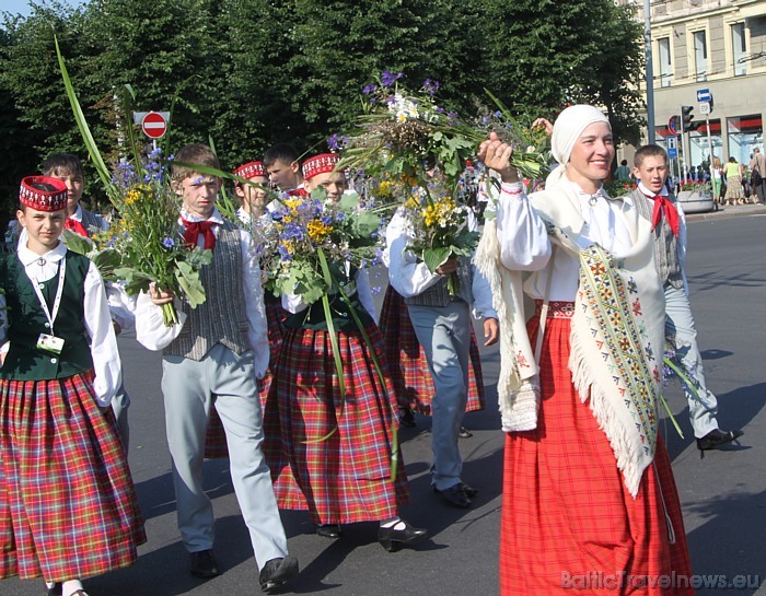 X Latvijas skolu jaunatnes dziesmu un deju svētku gājiens 46201