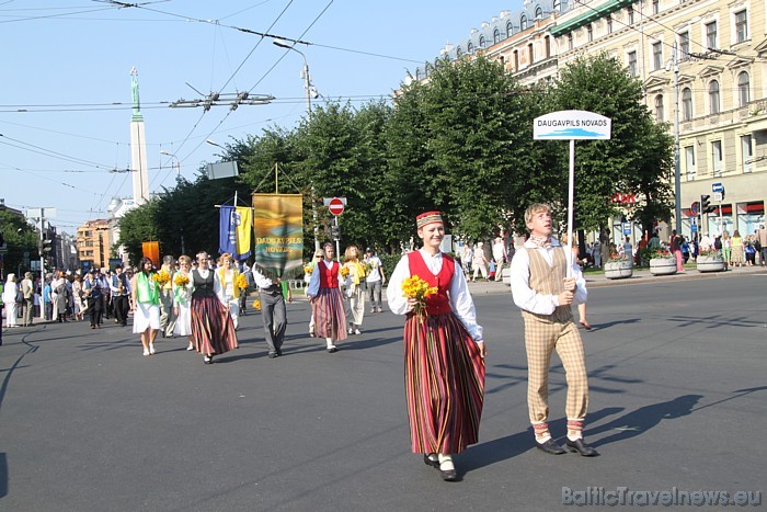 X Latvijas skolu jaunatnes dziesmu un deju svētku gājienā iet Daugavpils novads 46202