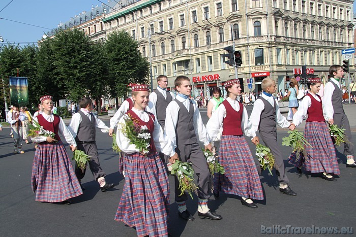 X Latvijas skolu jaunatnes dziesmu un deju svētku gājiens 46207