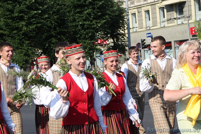 X Latvijas skolu jaunatnes dziesmu un deju svētku gājiens 46214