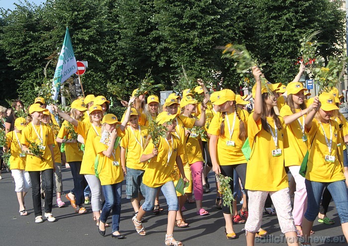 X Latvijas skolu jaunatnes dziesmu un deju svētku gājiens 46220