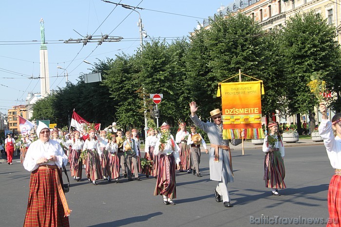 X Latvijas skolu jaunatnes dziesmu un deju svētku gājienā iet Daugavpils folkloras kopa Dzīsmeite X Latvijas skolu jaunatnes dziesmu un deju svētku gājienā iet Daugavpils folkloras kopa Dzīsmeite 46226