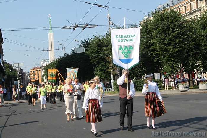 X Latvijas skolu jaunatnes dziesmu un deju svētku gājienā iet Kārsavas novads 46230