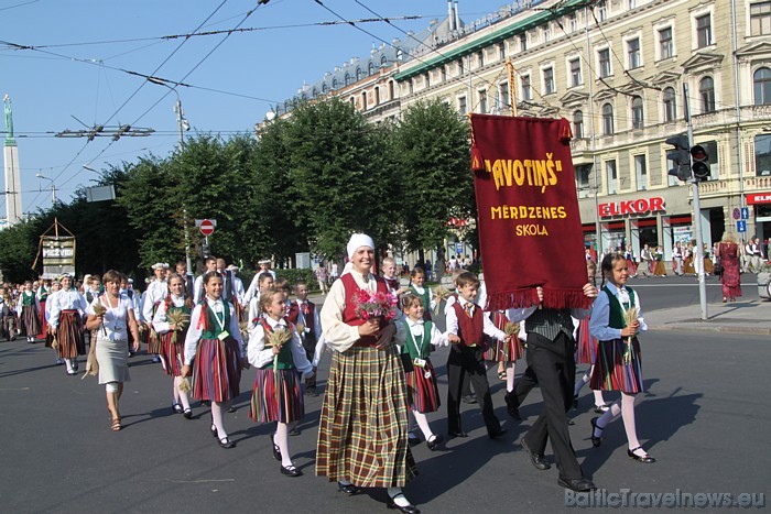 X Latvijas skolu jaunatnes dziesmu un deju svētku gājienā iet Mērdzenes skolas kolektīvs Avotiņš X Latvijas skolu jaunatnes dziesmu un deju svētku gājienā iet Mērdzenes skolas kolektīvs Avotiņš 46237
