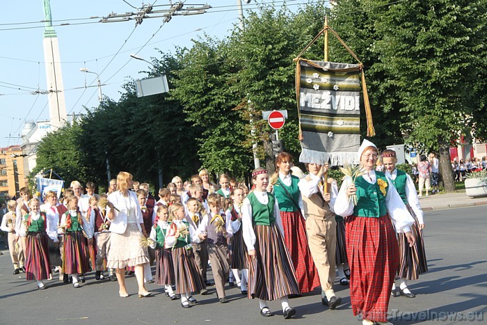 X Latvijas skolu jaunatnes dziesmu un deju svētku gājienā iet Mežvidu kolektīvs 46238