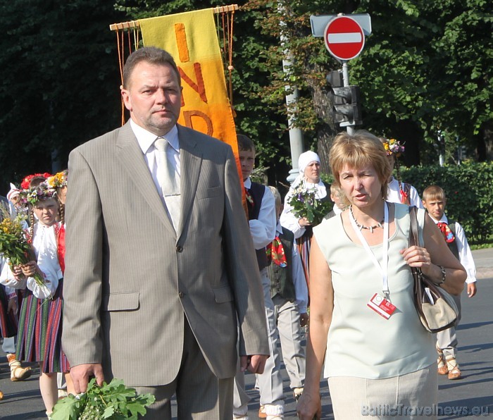 X Latvijas skolu jaunatnes dziesmu un deju svētku gājienā iet Krāslavas novada amatpersonas 46241