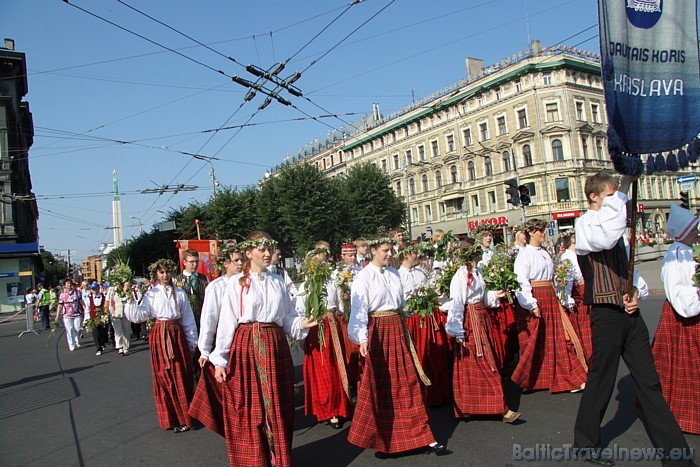X Latvijas skolu jaunatnes dziesmu un deju svētku gājienā iet Krāslavas jauktais koris 46245