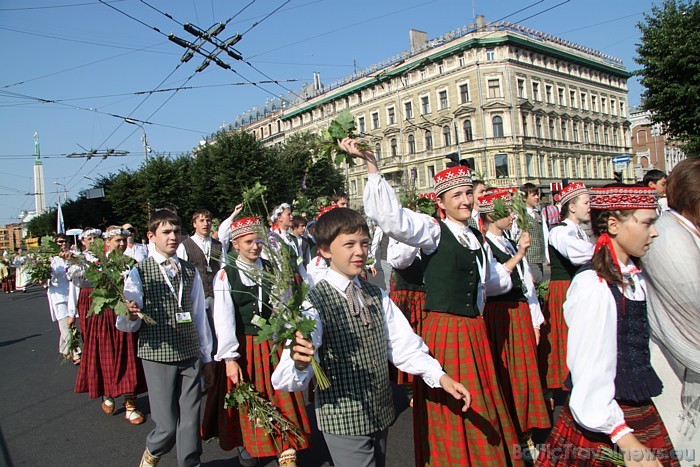 X Latvijas skolu jaunatnes dziesmu un deju svētku gājiens 46248