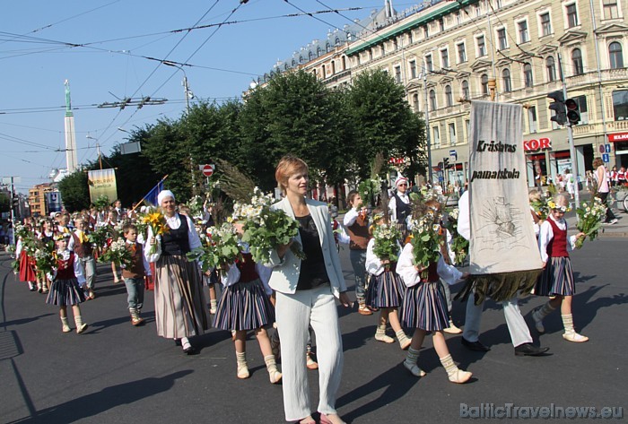 X Latvijas skolu jaunatnes dziesmu un deju svētku gājienā iet Krāslavas pamatskola 46249