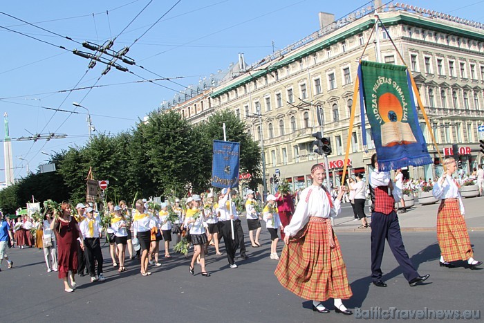 X Latvijas skolu jaunatnes dziesmu un deju svētku gājienā iet Ludzas pilsētas ģimnāzijas kolektīvi X Latvijas skolu jaunatnes dziesmu un deju svētku gājienā iet Ludzas pilsētas ģimnāzijas kolektīvi 46260