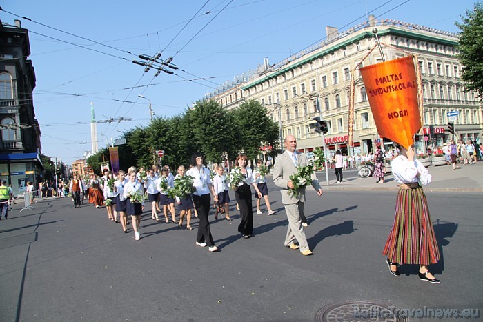 X Latvijas skolu jaunatnes dziesmu un deju svētku gājienā iet Maltas vidusskolas koris 46285