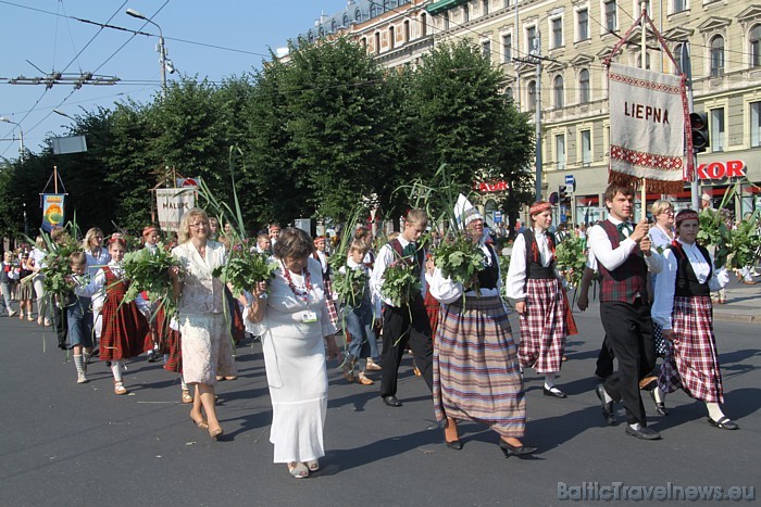 X Latvijas skolu jaunatnes dziesmu un deju svētku gājienā iet Liepna 46434