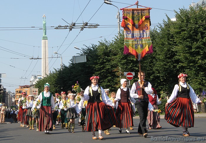 X Latvijas skolu jaunatnes dziesmu un deju svētku gājienā iet Nītaures vidusskola 46438