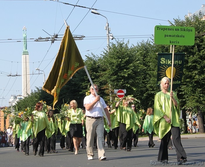 X Latvijas skolu jaunatnes dziesmu un deju svētku gājienā iet Trapenes un Sikšņu pamatskolu koris X Latvijas skolu jaunatnes dziesmu un deju svētku gājienā iet Trapenes un Sikšņu pamatskolu koris 46441