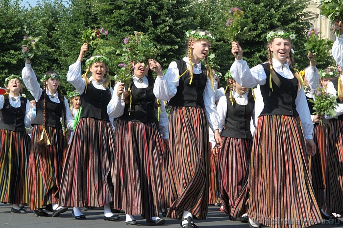 X Latvijas skolu jaunatnes dziesmu un deju svētku gājiens 46457