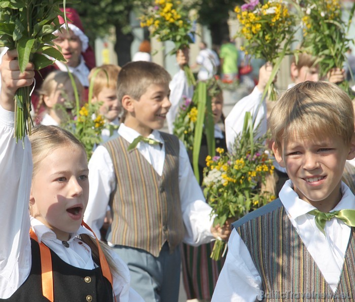 X Latvijas skolu jaunatnes dziesmu un deju svētku gājiens 46460