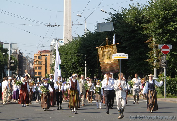 X Latvijas skolu jaunatnes dziesmu un deju svētku gājienā iet Krimuldas novads 46487