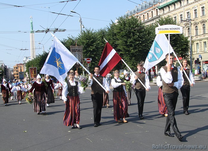 X Latvijas skolu jaunatnes dziesmu un deju svētku gājienā iet Ķeguma novads 46490