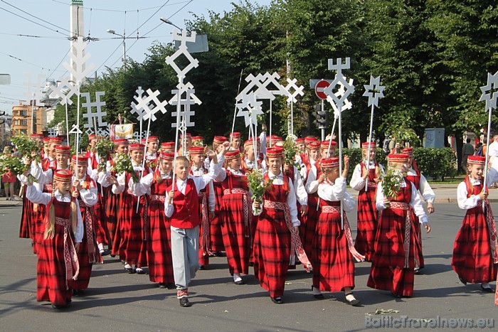 X Latvijas skolu jaunatnes dziesmu un deju svētku gājienā iet Lielvārdes mūzikas skola 46541