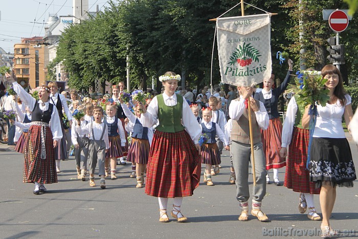 Deju kolektīvs Pīlādzītis iet X Latvijas skolu jaunatnes Dziesmu un deju svētku gājienā - 10.07.2010 Deju kolektīvs Pīlādzītis iet X Latvijas skolu jaunatnes Dziesmu un deju svētku gājienā - 10.07.2010 46577