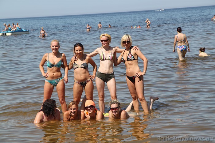 Jūrmala karstajās jūlija dienās ir kļuvusi par daudzu viesu un rīdzinieku veldzēšanās vietu 46594