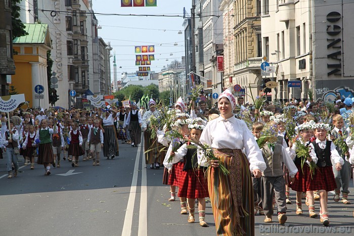 X Latvijas skolu jaunatnes dziesmu un deju svētku gājiens 46693