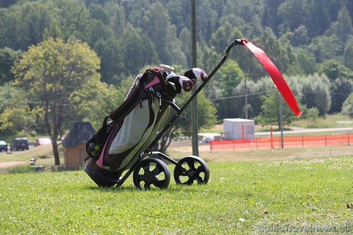 Reiņa Golfa laukums būs pieejams gan tiem, kas vēlas pirmo reizi pamēģināt golfa spēli, gan tiem, kas izlēmuši nodarboties ar šo sporta veidu profesio Reiņa Golfa laukums būs pieejams gan tiem, kas vēlas pirmo reizi pamēģināt golfa spēli, gan tiem, kas izlēmuši nodarboties ar šo sporta veidu profesio 47298