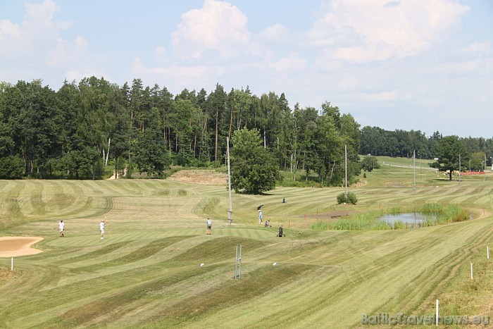Papildus golfam Reiņa trasē iespējams spēlēt arī pludmales volejbolu, minigolfu, doties izbraucienā ar velosipēdiem, braukt ar vasaras dēli mountain b Papildus golfam Reiņa trasē iespējams spēlēt arī pludmales volejbolu, minigolfu, doties izbraucienā ar velosipēdiem, braukt ar vasaras dēli mountain b 47322