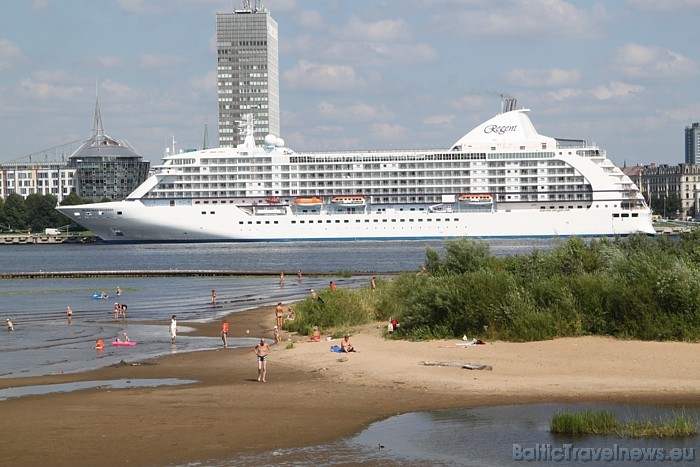 Luksusa kruīzu kuģis Regent Seven Seas Cruises ar apmēram 700 pasāžieriem 47408