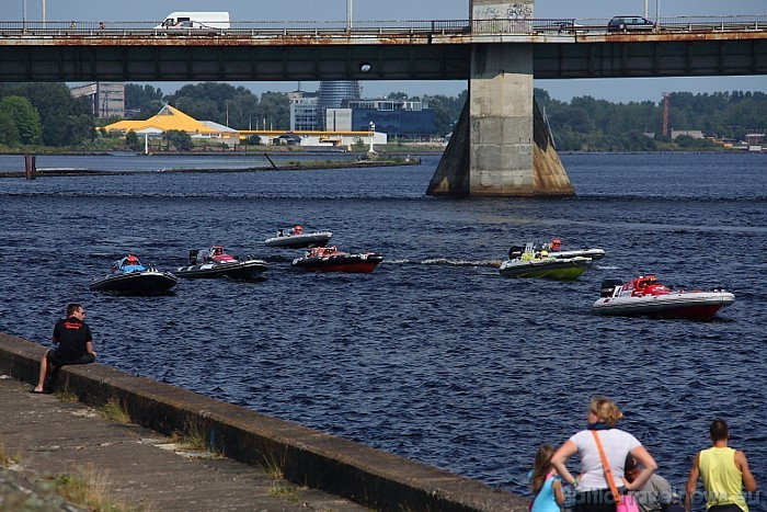 Sešu stundu ilgais izturības brauciens, kurā vienlaikus startēja vairāk nekā divdesmit sporta ātrumlaivas, norisinājās 2. Rīgas Ūdens svētku ietvaros
Sešu stundu ilgais izturības brauciens, kurā vienlaikus startēja vairāk nekā divdesmit sporta ātrumlaivas, norisinājās 2. Rīgas Ūdens svētku ietvaros
47707