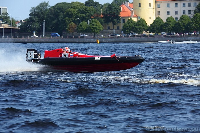 Ātrumlaivu sacīkstes norisinājās Daugavas posmā starp Vanšu un Dzelzceļa tiltu
Foto: Juris Ķilkuts/www.fotoatelje.lv Ātrumlaivu sacīkstes norisinājās Daugavas posmā starp Vanšu un Dzelzceļa tiltu
Foto: Juris Ķilkuts/www.fotoatelje.lv 47711