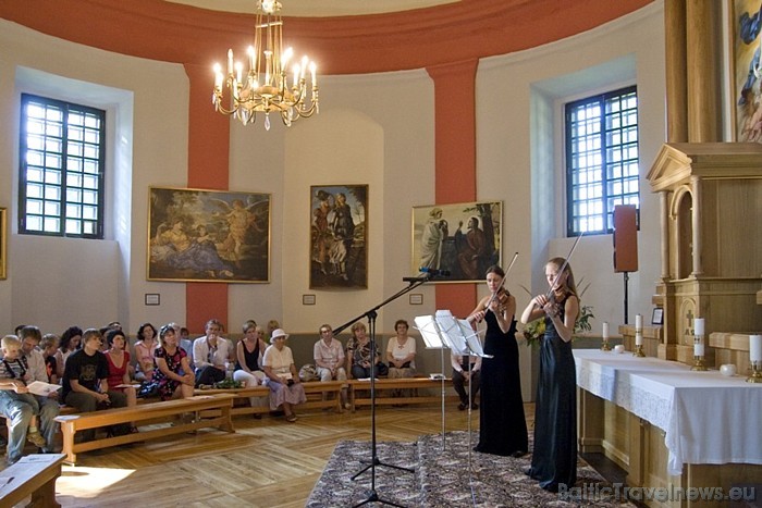 Svētki ietvaros 22.07.2010 notika vijolnieču Sofijas Kirsanovas un Ilzes Kirsanovas koncerts Preiļu Romas katoļu draudzes kapelā Svētki ietvaros 22.07.2010 notika vijolnieču Sofijas Kirsanovas un Ilzes Kirsanovas koncerts Preiļu Romas katoļu draudzes kapelā 47752